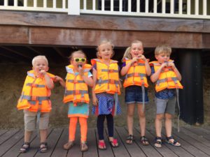 Kinderen met zwemvest op aanlegsteiger boothuis Welgelegen Groenlo