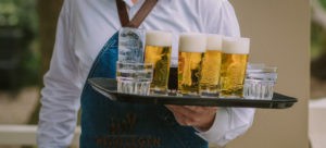 Kelner met dienblad bier Welgelegen Groenlo