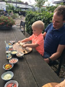 Kind met papa pizza versieren tuin Welgelegen Groenlo