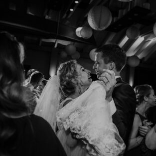 Dansend bruidspaar zwart/wit Boothuis Welgelegen Groenlo