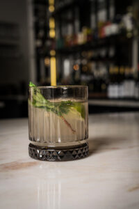 Glas mojito nojito cocktail mocktail met verse munt aan de bar in Groenlo